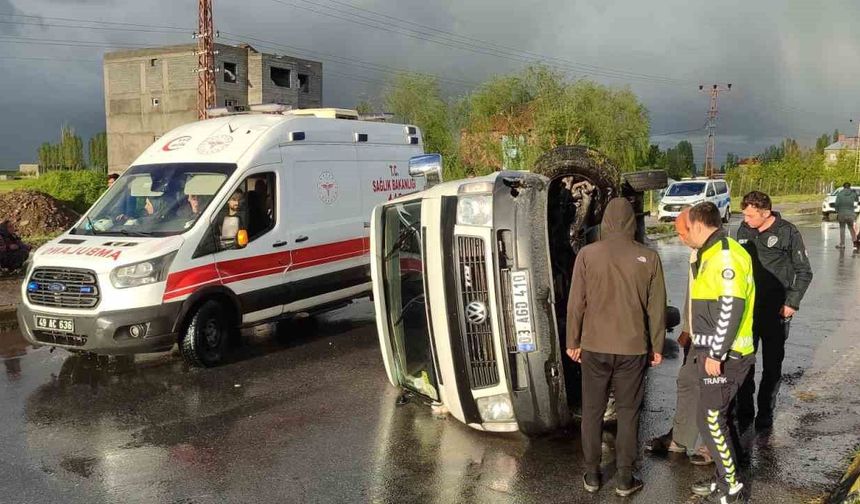 Muş’ta dolu yağışı kazaya neden oldu: 2 yaralı