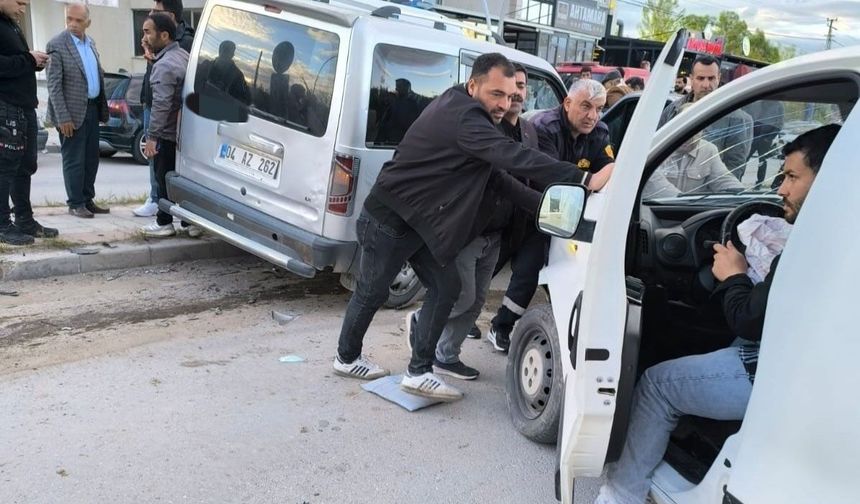 Van'da kamyonet kazası: 3 yaralı