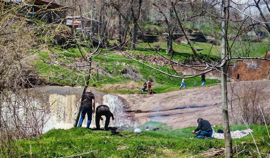 Ahlat’ta bahar havası piknik keyfine dönüştü