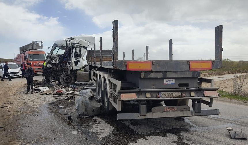 Ahlat’ta iki tır çarpıştı: 1 yaralı