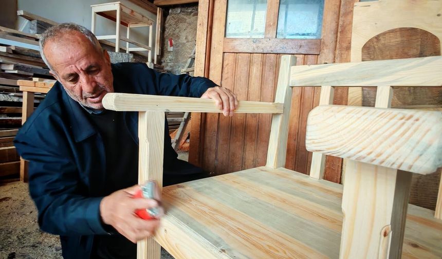 Ahlat’ta ahşap sandalyelere ilgi artıyor