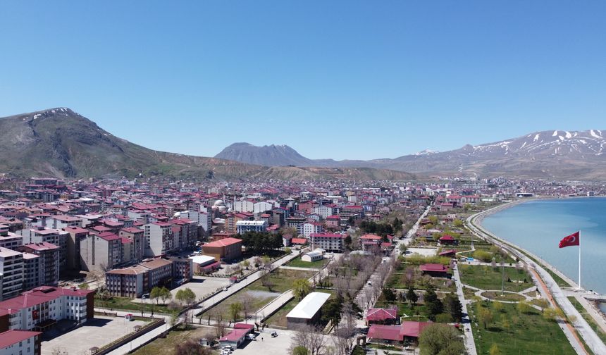 Tatvan’da bahar havası havadan görüntülendi