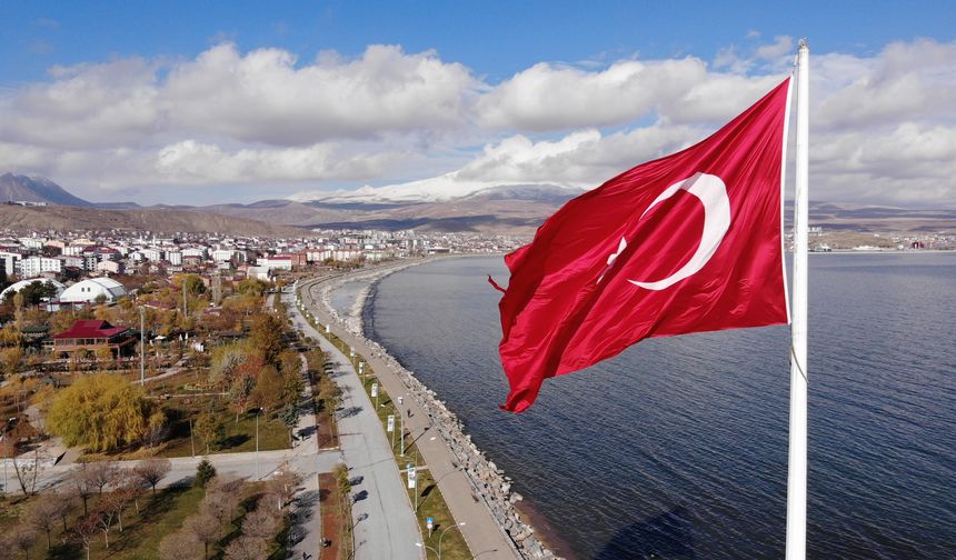 Tatvan sahilinde dev Türk bayrağı göndere çekildi