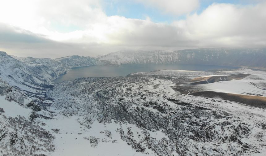 Nemrut Krateri’nde kar manzarası sürüyor