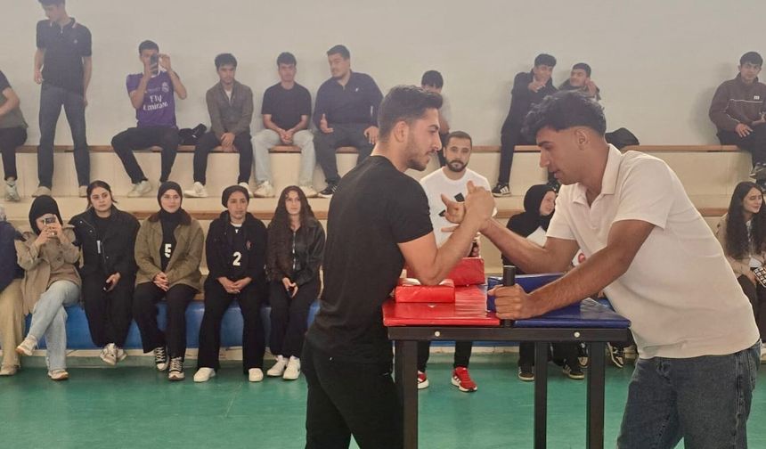 Hizan’da bilek güreşi turnuvası nefes kesti