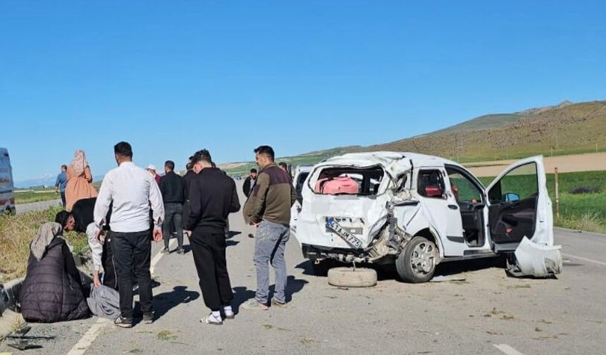 Adilcevaz’da hafif ticari araç takla attı: 3 yaralı