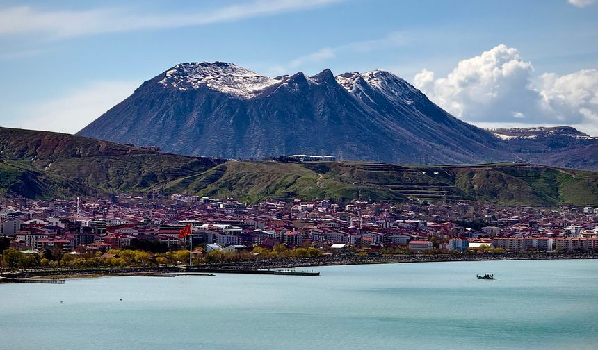 Van Gölü’nün maviliği ile Kirkor Dağı’nın heybeti aynı karede