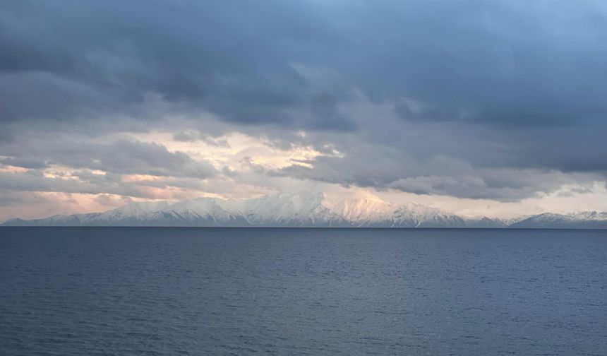 Van Gölü ve karlı zirveler aynı karede