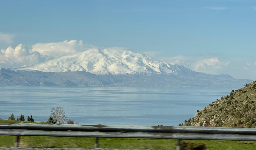 Süphan Dağı karla kaplı görüntüsüyle dikkat çekiyor