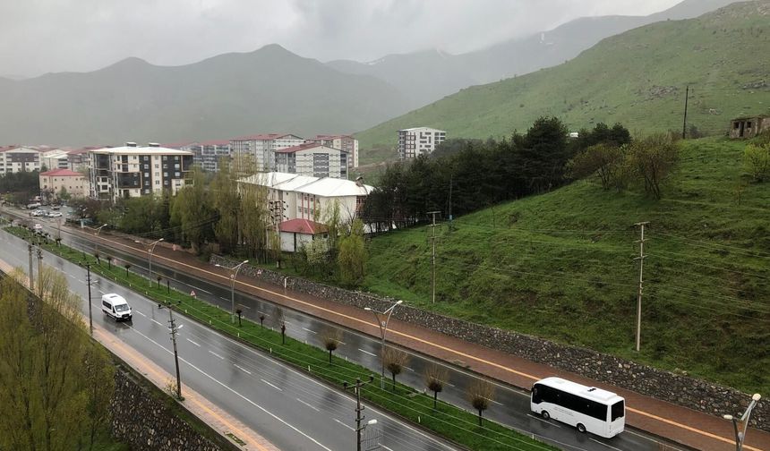 Bitlis’te sağanak yağış hayatı olumsuz etkiledi
