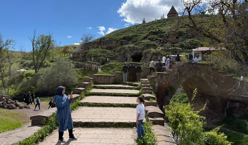 Ahlat'ın tarihi ve doğal güzelliklerinde hafta sonu yoğunluğu