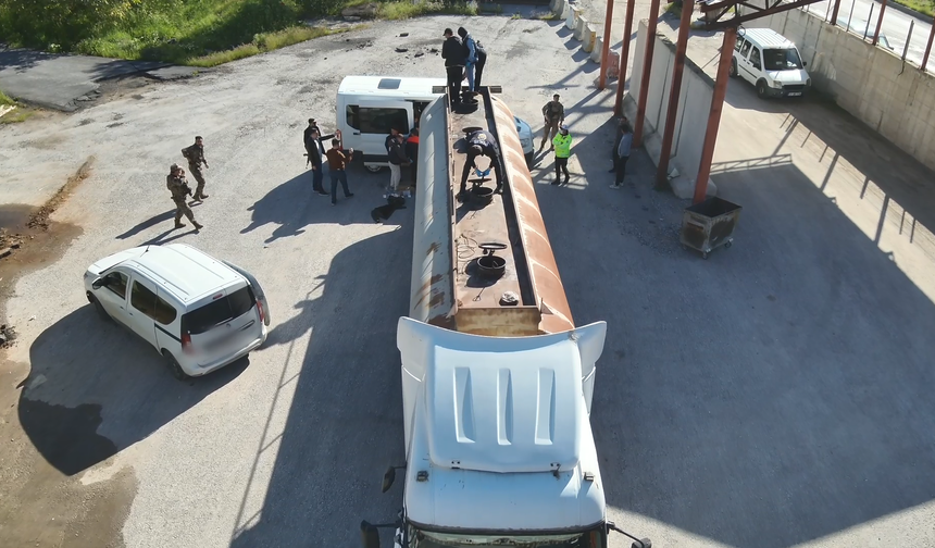 Bitlis'te durdurulan tankerde 30 düzensiz göçmen yakalandı