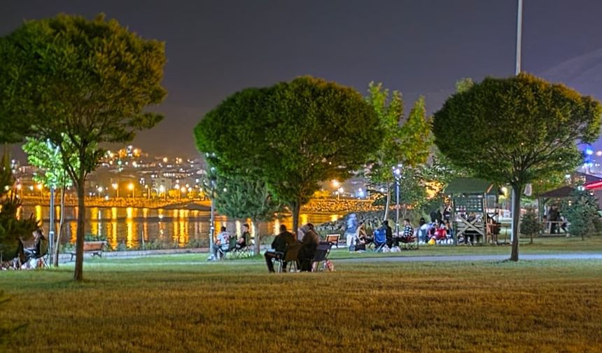 Tatvan'da sıcak havalarla birlikte Feribot Sahili doldu