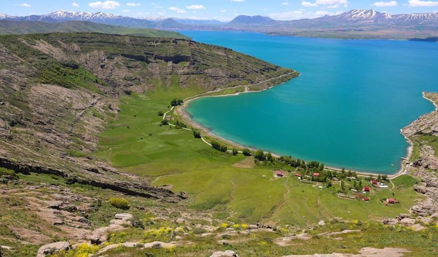 Van Gölü’nün saklı cenneti: İncekaya köyü ziyaretçilerini büyülüyor