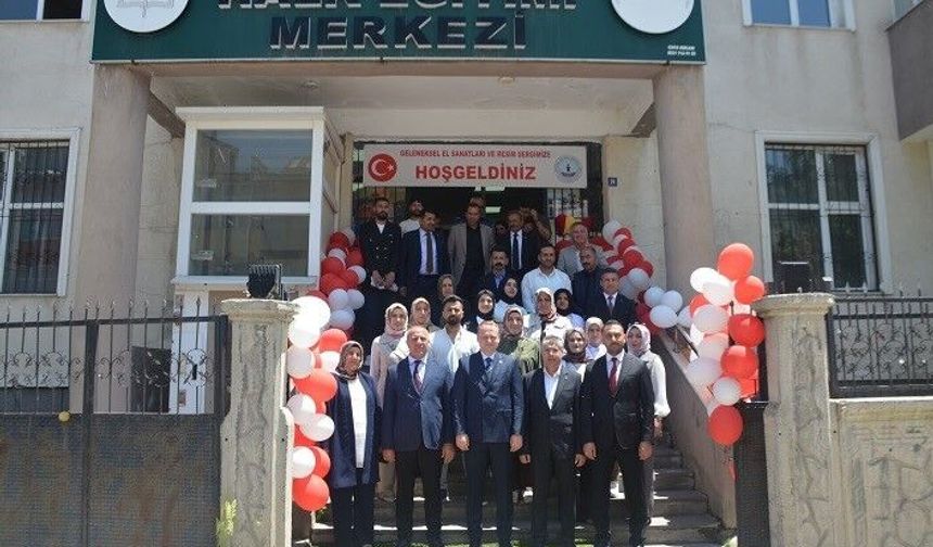 Bulanık'ta kursiyerlerin el emeği ürünleri beğeniye sunuldu