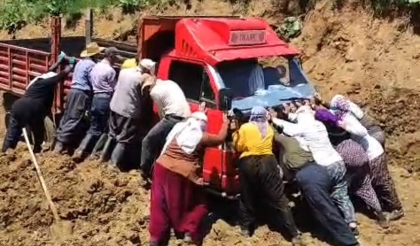 Çamura saplanan kamyonetin imdadına berivanlar yetişti