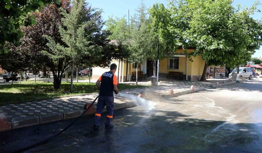 Elazığ'da belediye ekiplerinin, temizlik mesaisi devam ediyor