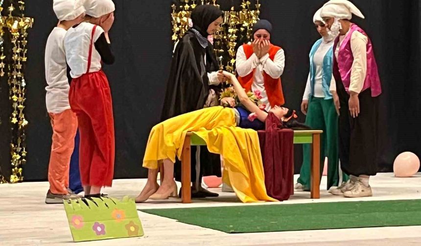 Genç kızların sahnelediği masal tiyatrosu büyük beğeni topladı