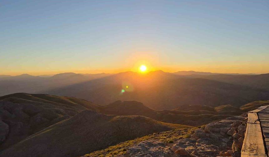 Nemrut'ta günün en özel anları ziyaretçilerin gözdesi oldu