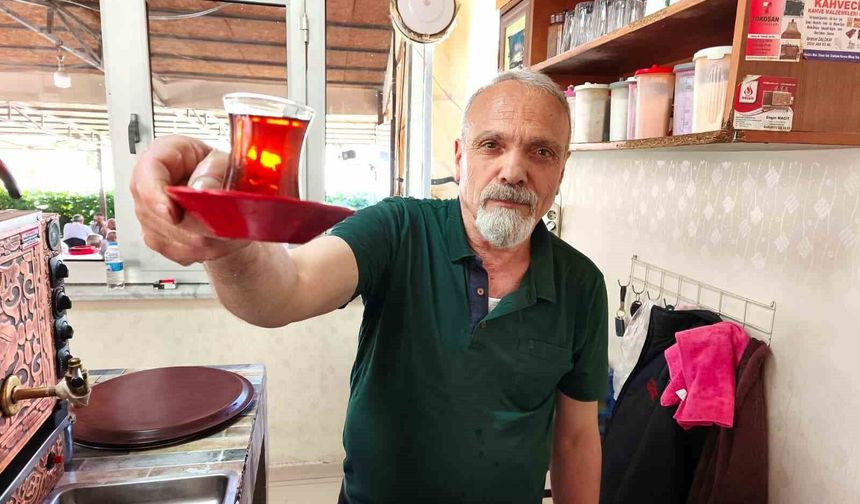 Semaverin başında bir şair: 40 yıllık çaycı gönülleri fethetti