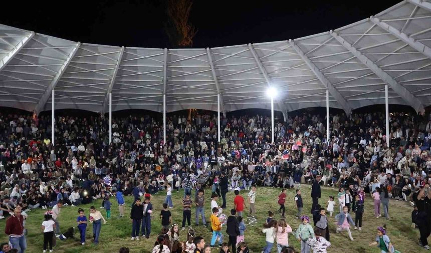 Tortum Şelalesi Festivali'nde renkli görüntüler ortaya çıktı