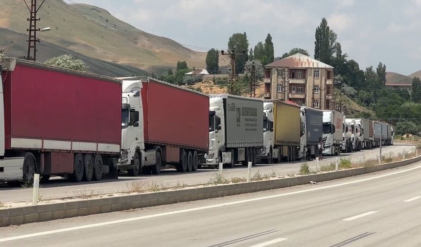 Türkiye-İran sınırında tırlar kilometrelerce kuyruk oluşturdu