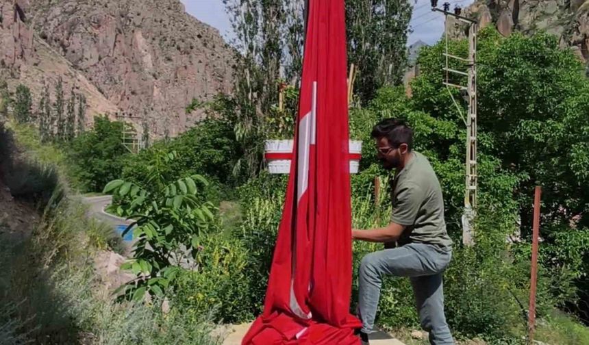 Yere düşen bayrak onarılıp yeniden gökyüzüyle buluştu