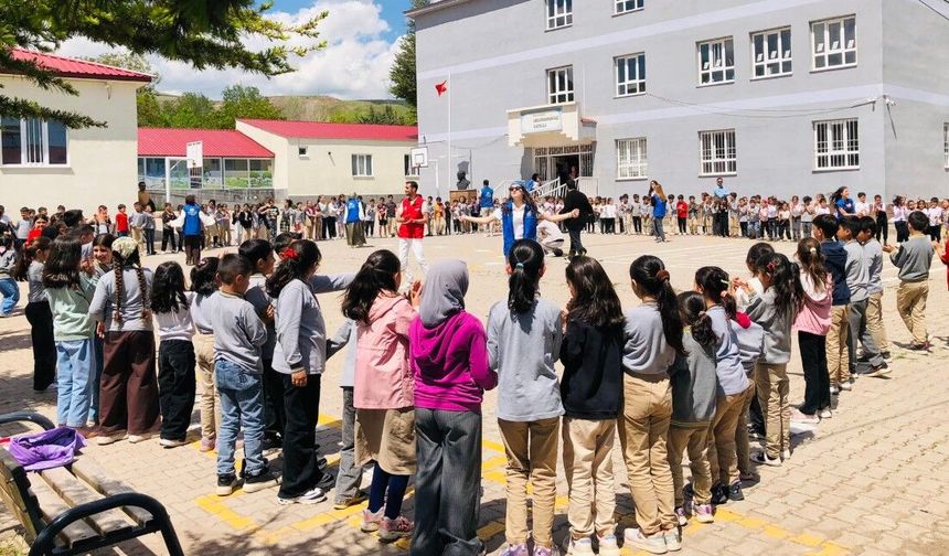 Ahlat’ta ilkokul öğrencilerine renkli etkinlik