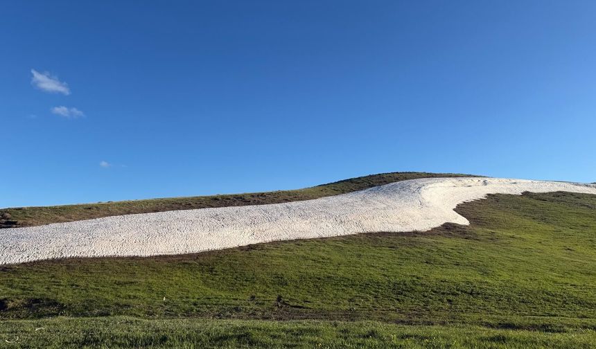 Ahlat’ın yüksek kesimlerinde kar manzarası sürüyor