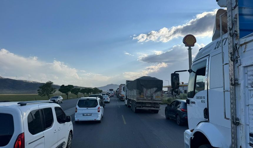 Bitlis Rahva’da trafik kilitlendi: Kilometrelerce araç kuyruğu oluştu