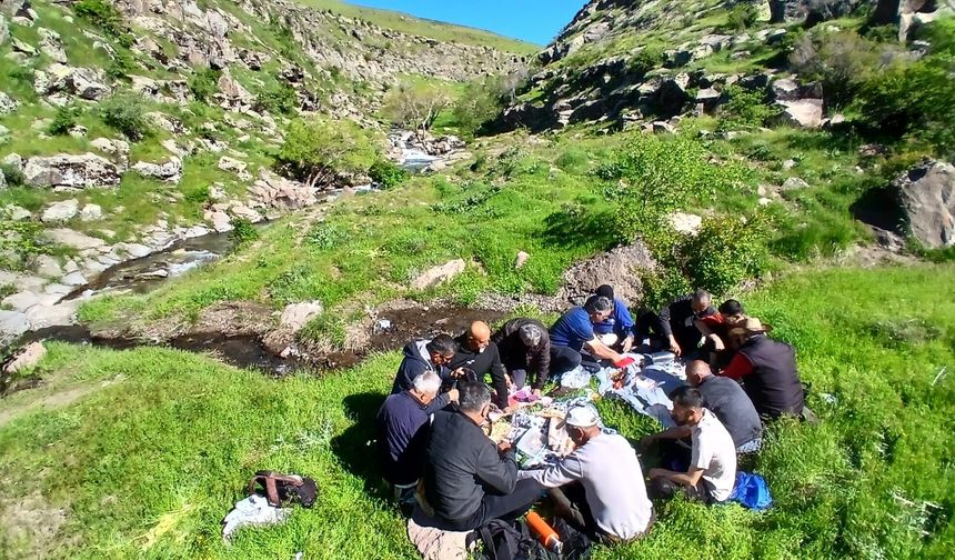 Ahlat’ta Uludere Vadisi yürüyüşü doğaseverleri buluşturdu