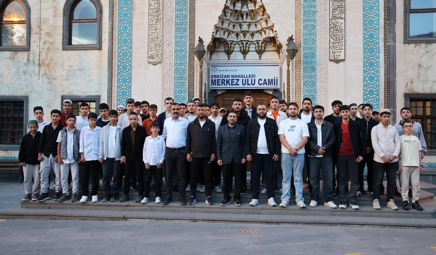 Ahlat Gençlik Merkezi programında gençler sabah namazında buluştu