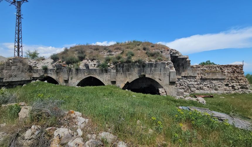 Adilcevaz'da ki Lale (Zal) Paşa Hanı ilgi bekliyor