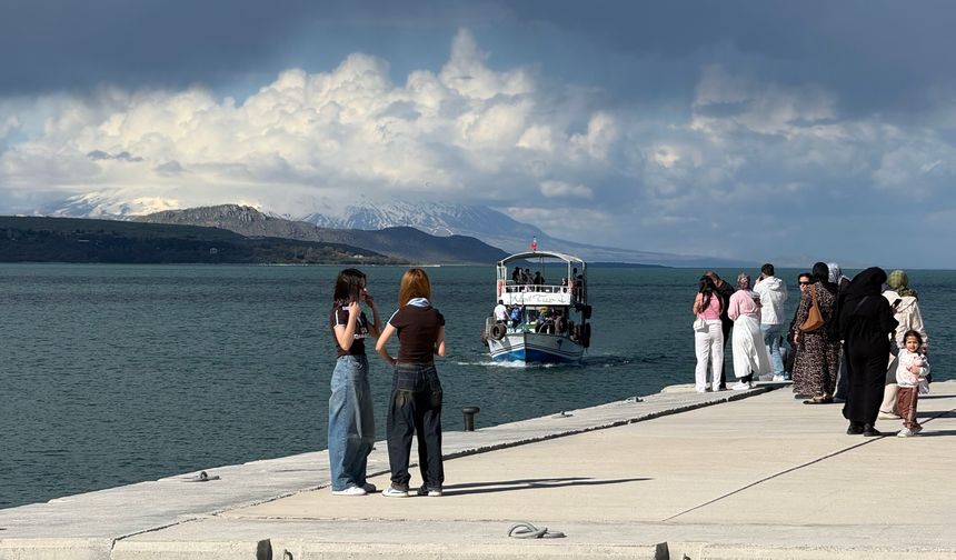 Tatvan sahilinde kartpostallık manzara