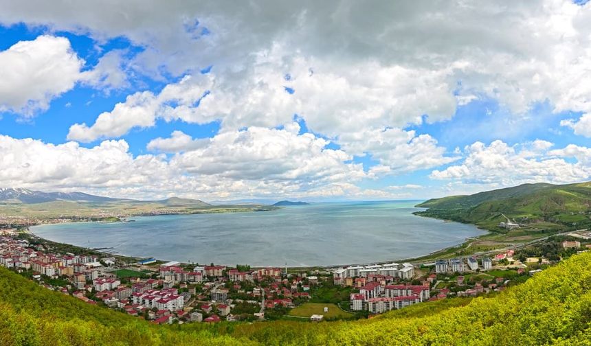 Tatvan’ın ilkbahar güzelliği Karataş mevkiinden görüntülendi