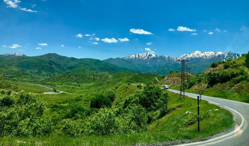 Bitlis'te Yaza Rağmen Zirveler Karla Kaplı