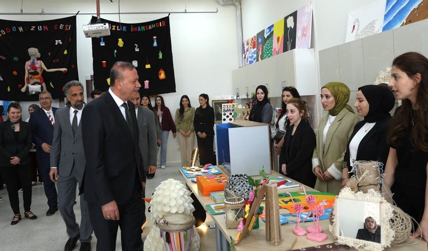 Bitlis Eren Üniversitesi’nde Eğitim Öğretim Materyalleri Sergisi Açıldı
