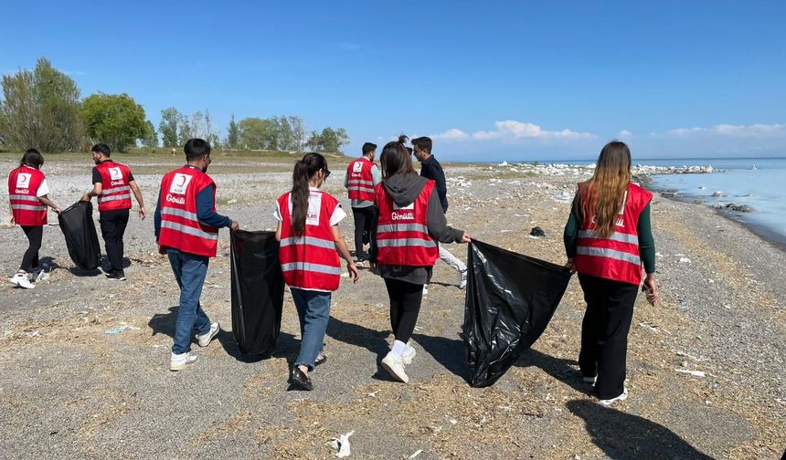 Van Gölü sahilinde çevre temizliği seferberliği