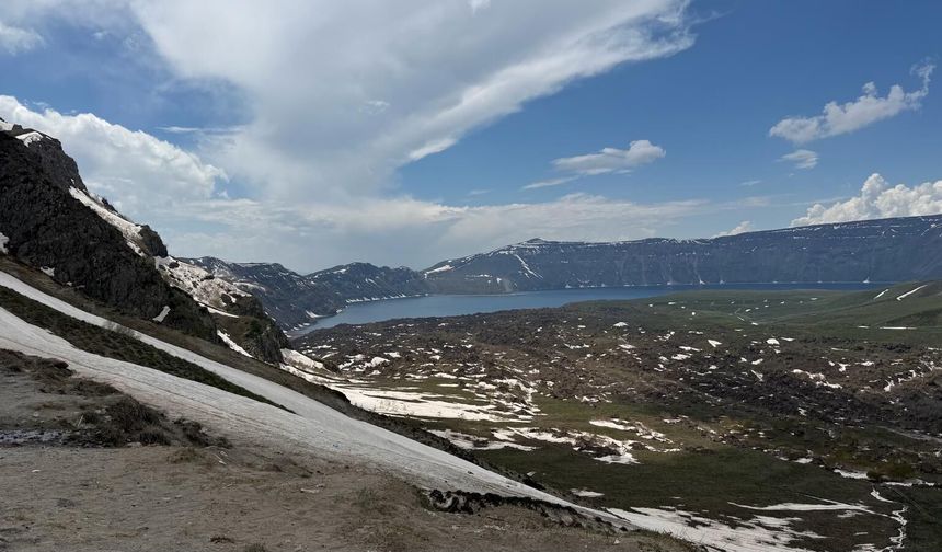 Nemrut Kalderası haziranda "zebra" görünümüne büründü