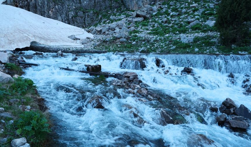 Bitlis'in kar suları Van Gölü'ne hayat veriyor