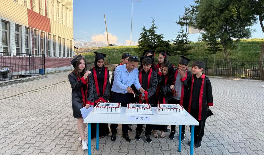Tatvan’da ortaokul öğrencileri mezuniyet coşkusu yaşadı