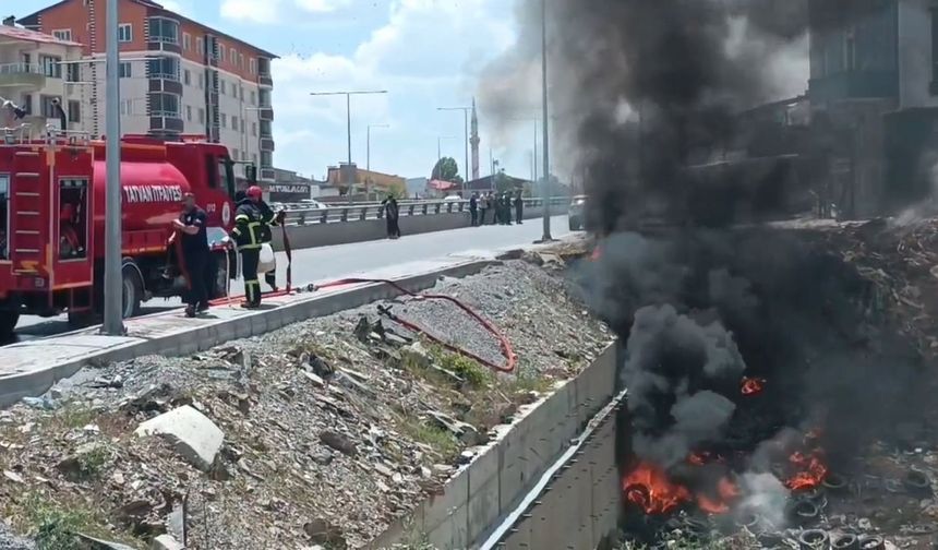Tatvan’da lastik yangını paniğe neden oldu