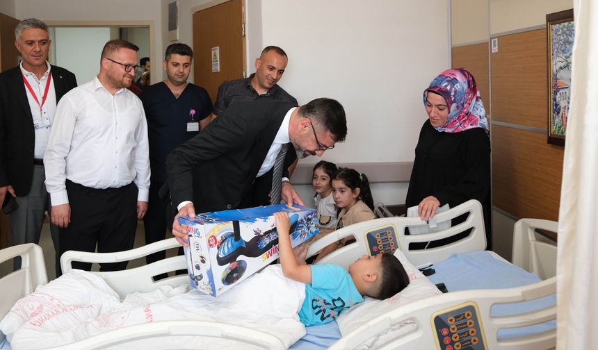 Başkan Tanğlay, sünnet olan çocukları hastanede ziyaret etti