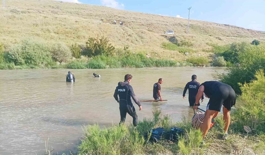 Bulanık'ta çaya düşen iki kardeşten biri hayatını kaybetti