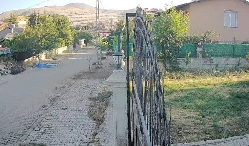 Deprem anı güvenlik kamerasına yansıdı