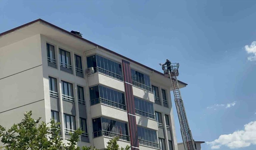 Elazığ'da 7 katlı binada bacada çıkan yangın korkuya neden oldu