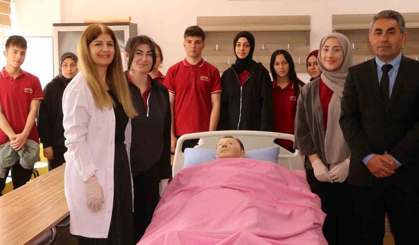 Erzincan'da geleceğin bakım personeli meslek lisesinde yetişiyor