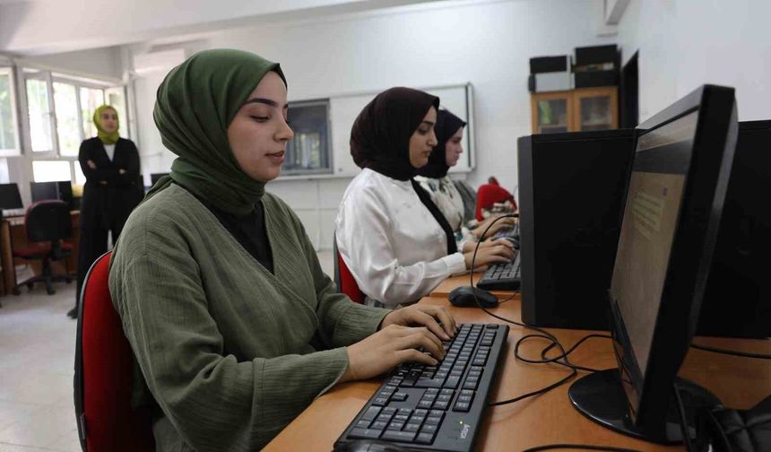 Geleceğin katipleri klavye kursunda yetişiyor