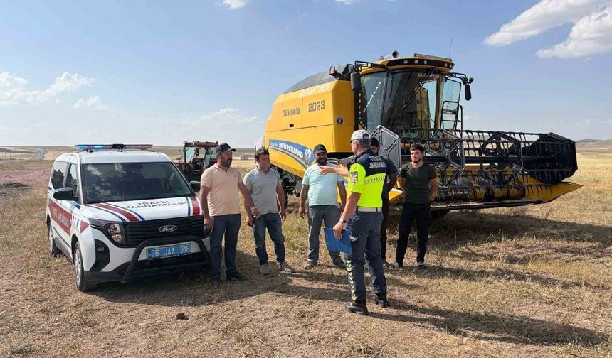 Kars'ta biçerdöver ve traktör sürücülerine eğitim