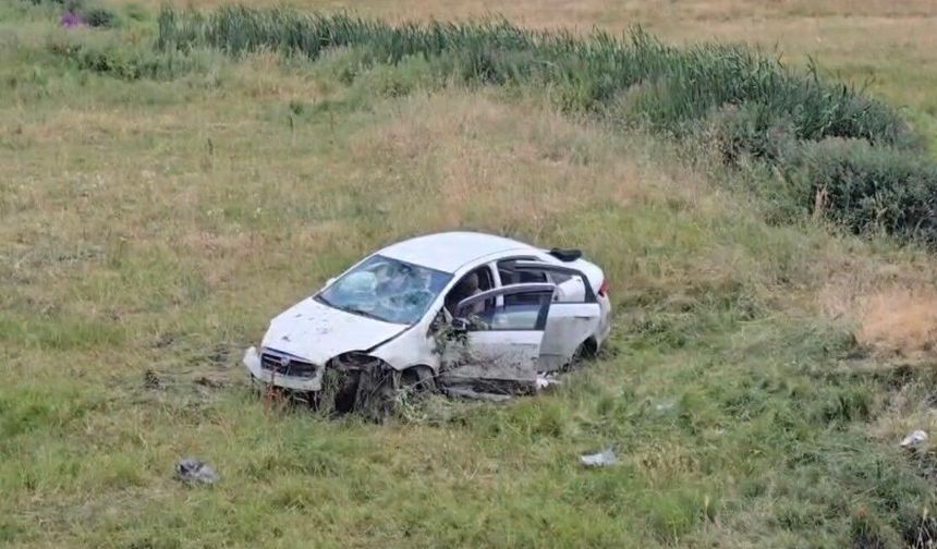 Kontrolden çıkan araç tarlaya savruldu: 3 yaralı